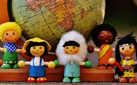 Глобус и фигурки разных народов мира
